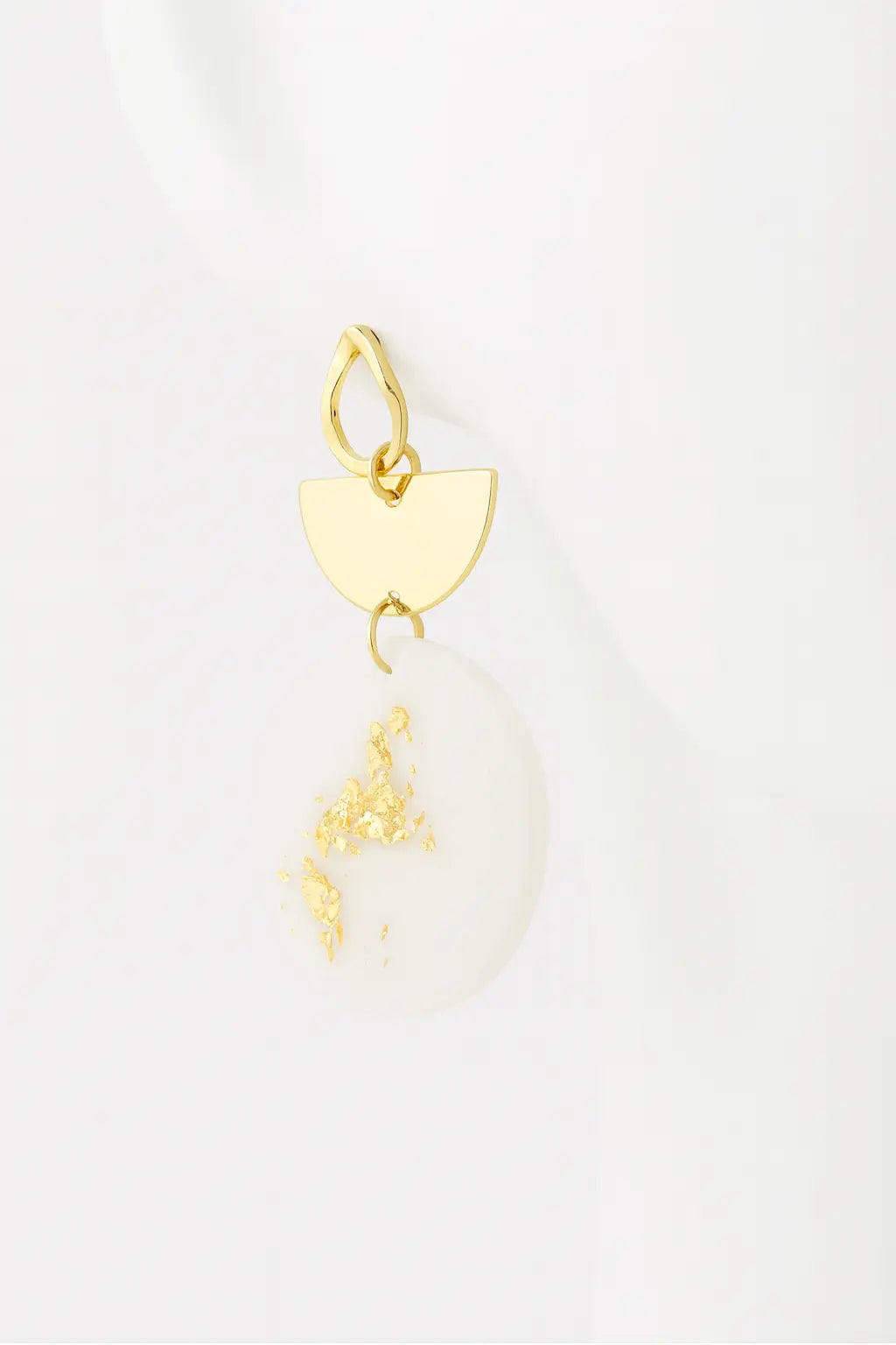 Pendants d’oreilles à détail rond – Blanc & Doré UMII