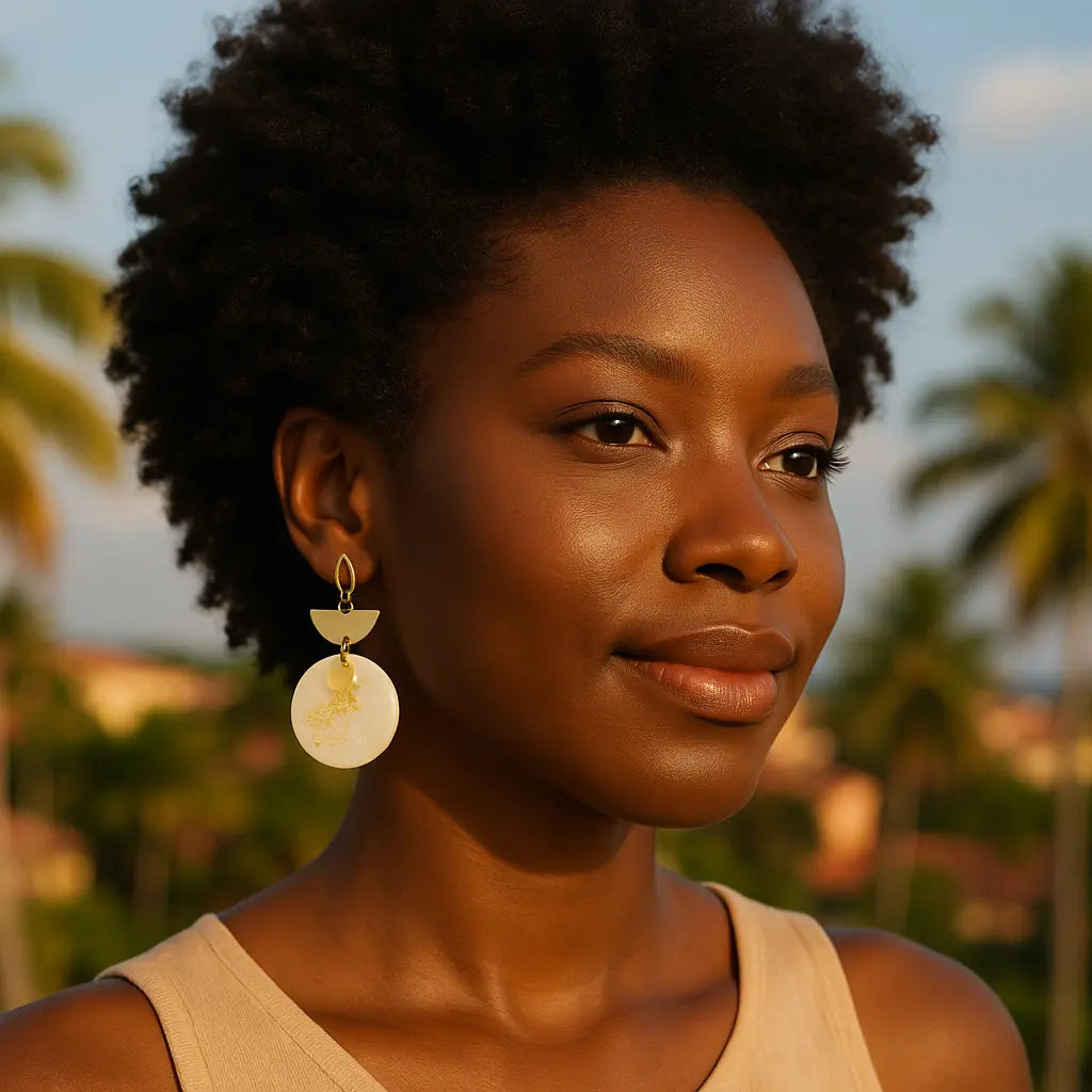 Pendants d’oreilles à détail rond – Blanc & Doré UMII