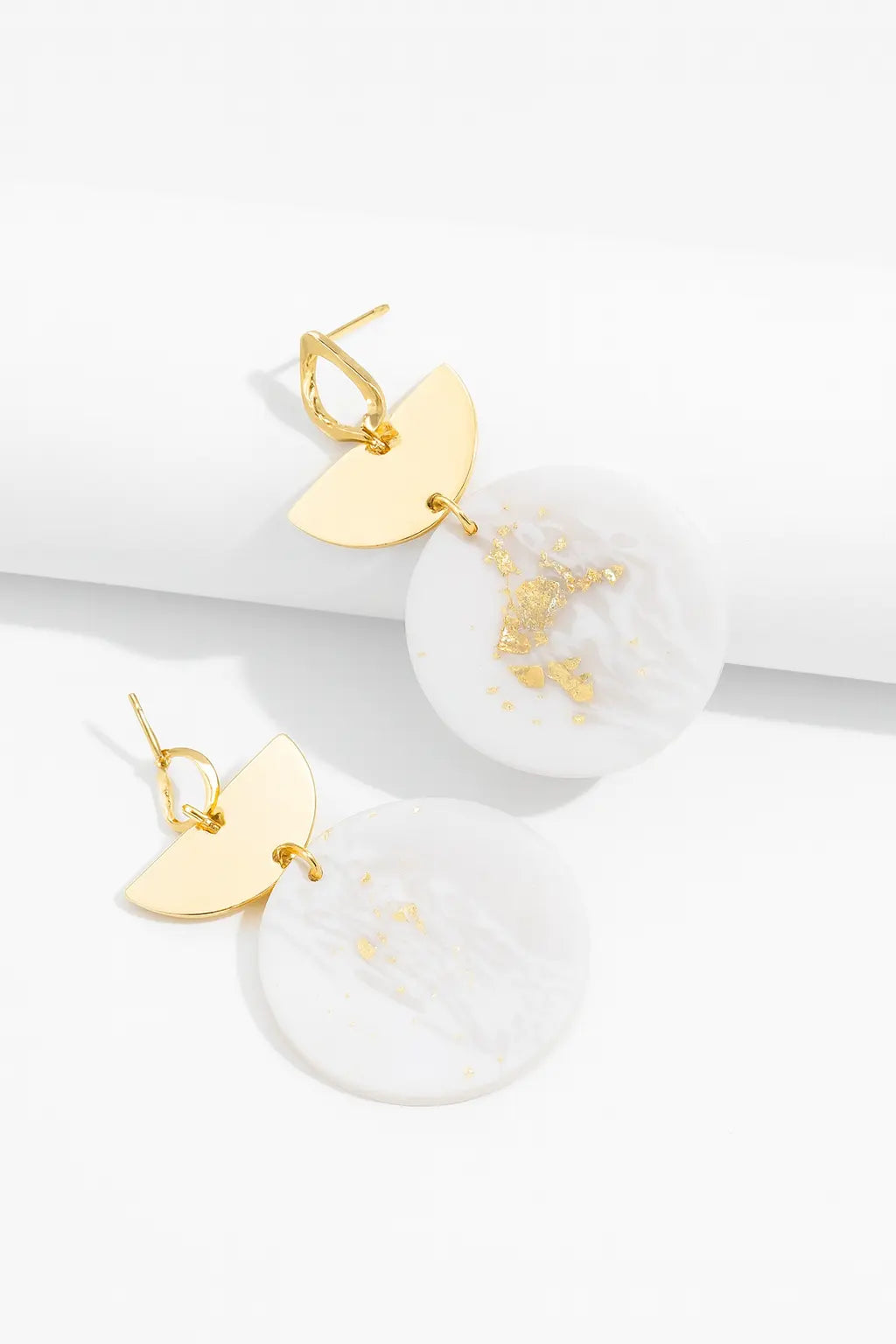 Pendants d’oreilles à détail rond – Blanc & Doré UMII